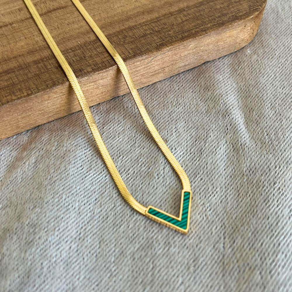 قلادة على شكل حرف V - سلسلة ثعبان